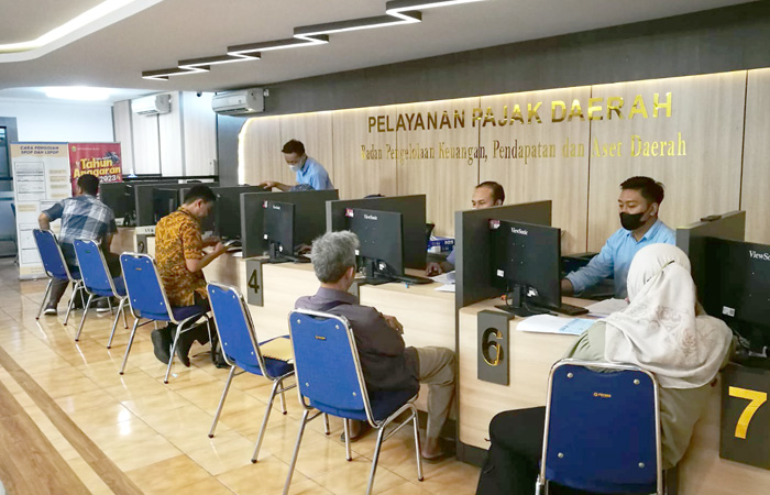 LAYANAN PRIMA: Aktivitas di ruang pelayanan BPKPAD Kabupaten Bantul Rabu (29/11). BPKPAD membuka delapan loket pelayanan. Agar tidak ada antrean panjang. ZAKKI MUBAROK/RADAR JOGJA