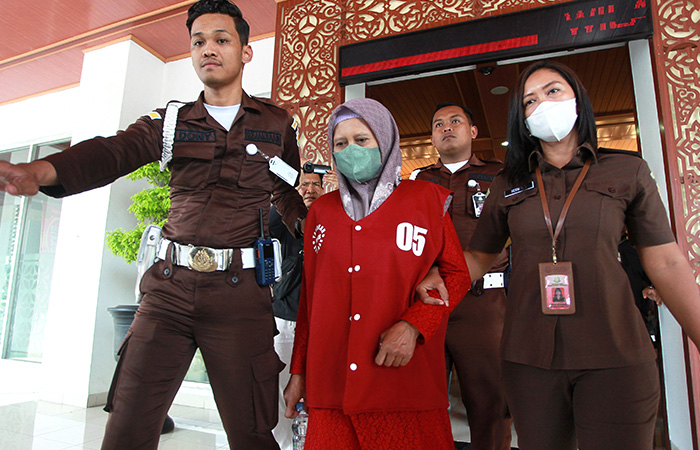 Tersangka korupsi Badan Usaha Kredit Perdesaan (BUKP), inisial TM, dihadirkan dalam rilis pengungkapan kasus di Kejati DIJ, Rabu (30/11).&nbsp;GUNTUR AGA TIRTANA/RADAR JOGJA