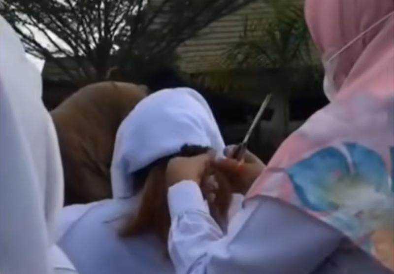Momen guru memangkas rambut berwarna siswi berhijab di tengah banyak orang. (Tangkapan TikTok/@instapalembanggram)