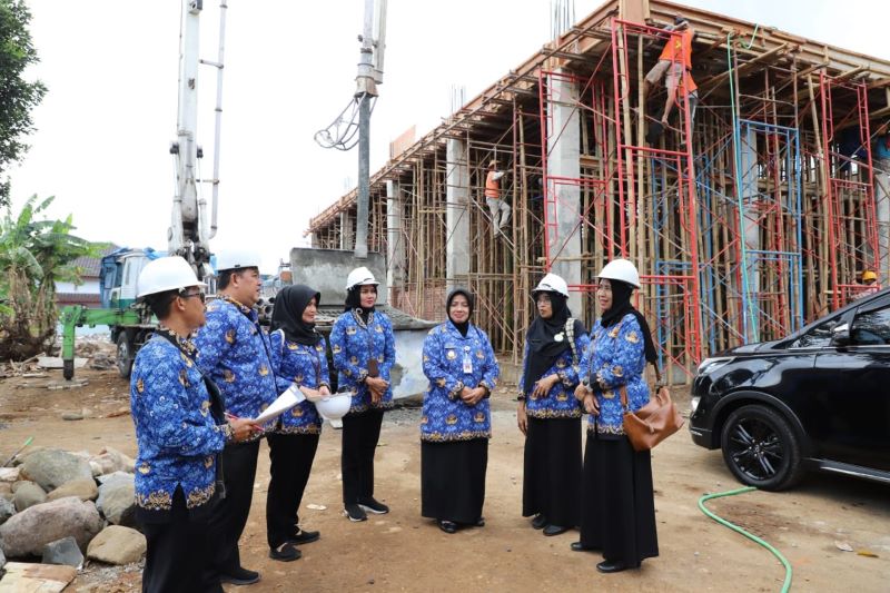 Plt Bupati Purworejo Yuli Hastuti didampingi sejumlah OPD saat monitoring pembangunan labkesda pada Rabu (29/11). (ISTIMEWA)
