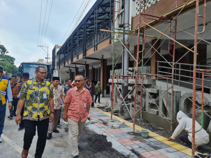 TINJAUAN: Wali kota dan wakil wali Kota Magelang tengah meninjau proyek pembangunan selter kuliner Ngesengan, Kamis (30/11) guna memastikan kelayakan dan kondisi terkini. (Naila Nihayah/Radar Jogja)