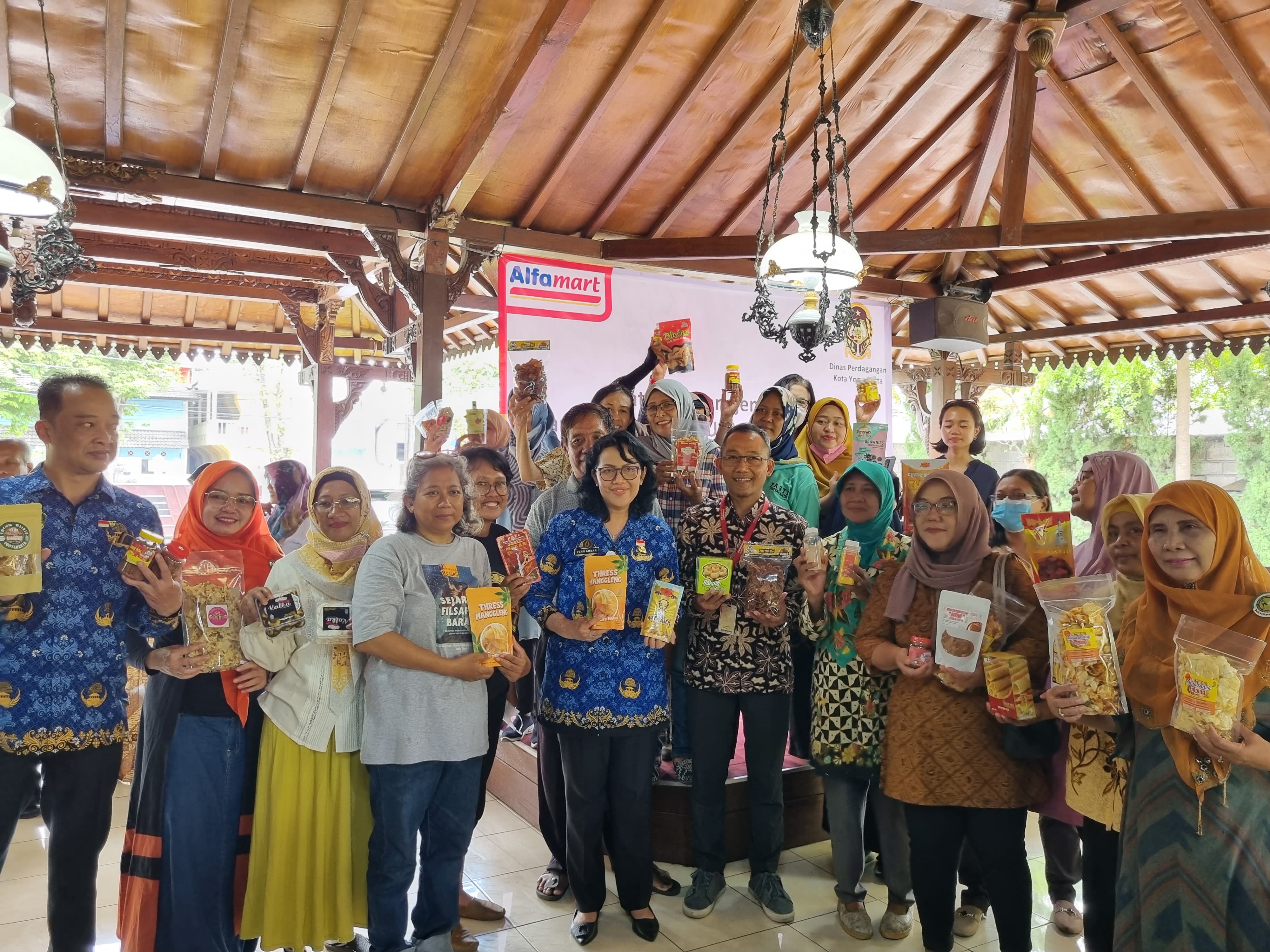 UMKM: Segenap UMKM di Jogjakarta saat mengikuti diskusi terkait kurasi produk yang diinisiasi oleh Alfamart dan Dinas Perdagangan kota Jogjakarta. (FAHMI F/RADAR JOGJA)