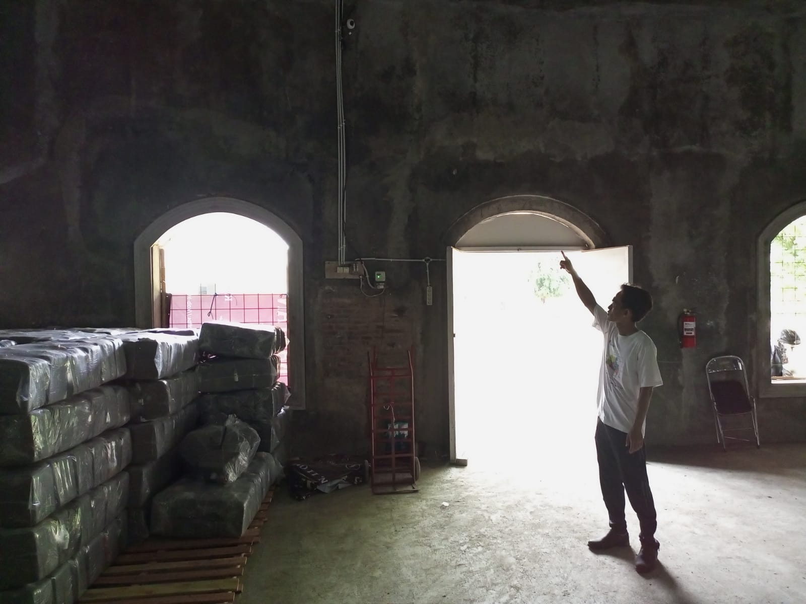 TERPANTAU : Petugas KPU Kebumen menunjukkan kamera pengawas atau CCTV yang terpasang di gudang logistik Pemilu 2024. (M HAFIED/RADAR KEBUMEN)