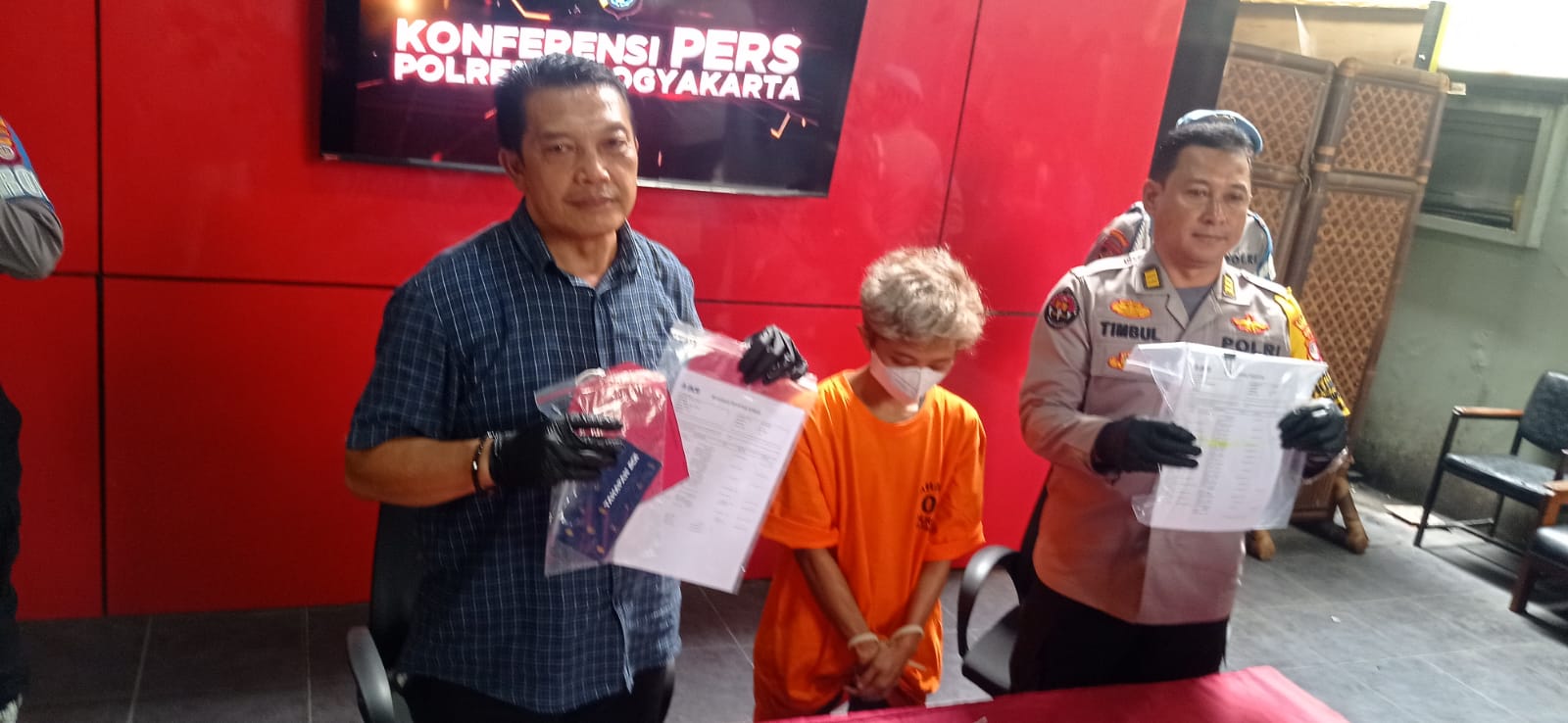 ALIBI: Petugas melakukan rilis kasus penipuan tiket Coldplay di Mapolresta Jogja, Kamis (30/11). (Dwi Agus/Radar Jogja)