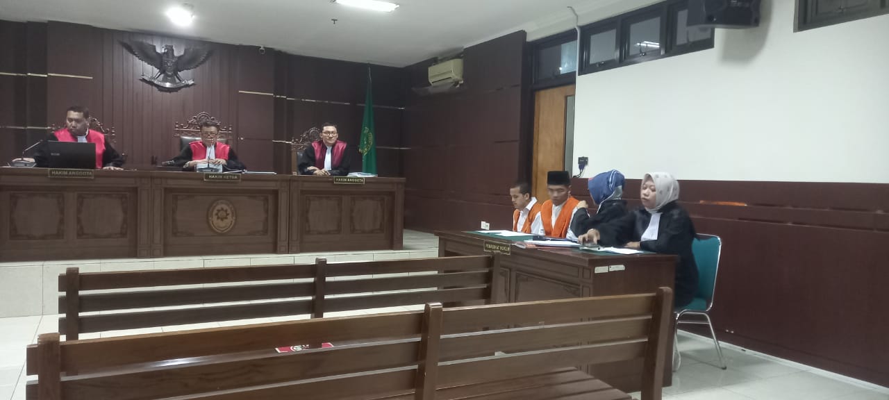 TERTUNDUK: Waliyin dan Ridduan dalam sidang di Pengadilan Negeri (PN) Sleman, Kamis (30/11). (Khairul Ma