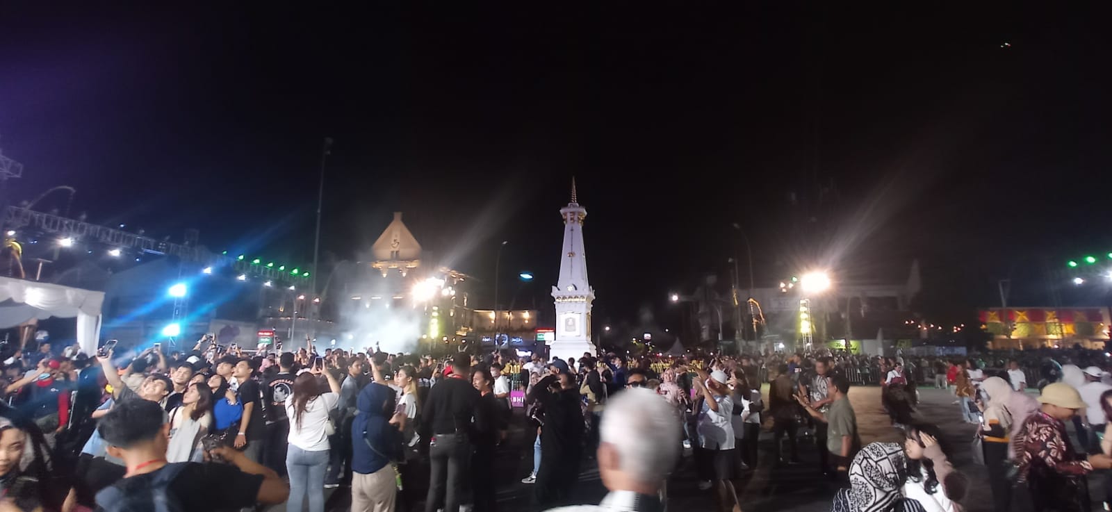 FULL: Masa berkumpul di Tugu Jogja Kamis (30/11). (Dwi Agus/Radar Jogja)