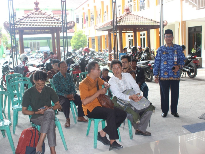 MONITORING : Kepala Kantor Kemenag Kebumen Sukarno memantau layanan pelimpahan porsi haji yang digelar atas kerjasama Kanwil Kemenag Jawa Tengah. (Istimewa)