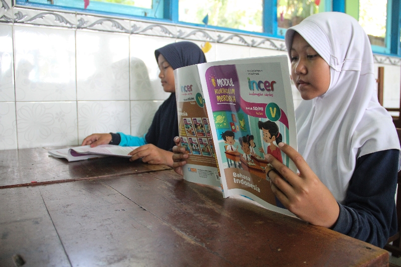 PINTAR: Siswi SD negeri 1 Bantul membaca buku kurikulum merdeka mata pelajaran Bahasa Indonesia. (Gregorius Bramantyo/Radar Jogja)