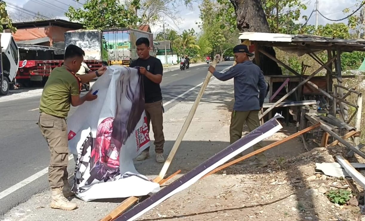 DITERTIBKAN: Pemasangan menyalahi aturan, petugas dari Satpol PP dan Bawaslu Gunungkidul melakukan penertiban alat peraga kampanye (APK). (Foto: Gunawan/Radar Jogja)