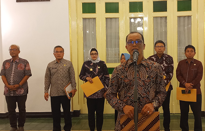 Sekprov DIJ Beny Suharsono didampingi lima kepala daerah kabupaten/kota saat mengumumkan UMK 2024 DIJ di Bangsal Kepatihan Jogja, Kamis (30/11).Winda Atika Ira P/Radar Jogja&nbsp;