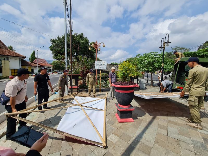 TURUNKAN BALIHO: Tim gabungan menindak ribuan APS yang berbau APK dengan menyisir seluruh kecamatan, Rabu (22/11) lalu. (Naila Nihayah/Radar Jogja)
