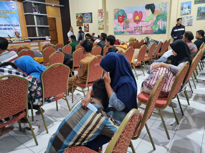 HARU: Para pelajar SMK Yudya Karya bersujud di kaki orang tuanya buntut pengeroyokan di Jalan Urip Sumoharjo, Wates, Magelang Utara. (Naila Nihayah/Radar Jogja)