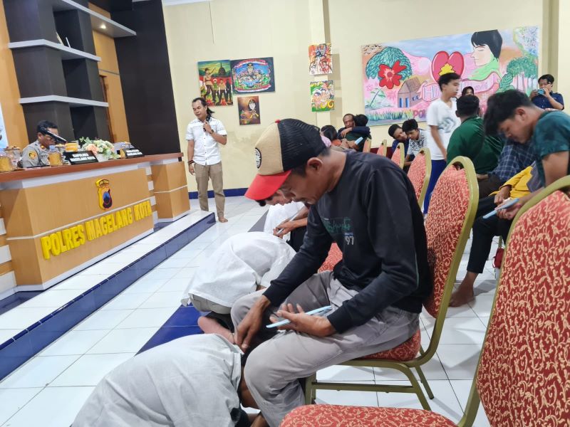 HARU: Para pelajar SMK Yudya Karya bersujud di kaki orang tuanya buntut pengeroyokan di Jalan Urip Sumoharjo, Wates, Magelang Utara. (Naila Nihayah/Radar Jogja)