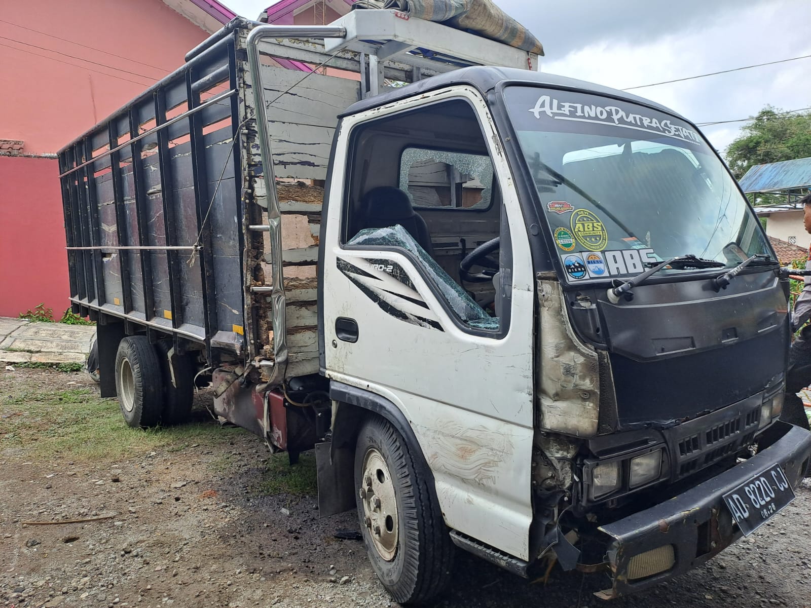 TKP: Dua pengendara meninggal di lokasi usai ditabrak oleh truk dengan nopol AD 8220 CC. Sopir sempat melarikan diri dan akhirnya menyerahkan diri ke polisi. (Istimewa)