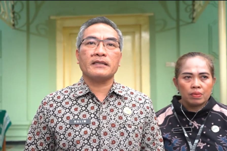 OKE: Bupati Bantul Abdul Halim Muslih didampingi Kepala Disnakertrans Bantul Istirul Widilastuti memberikan keterangan terkait kenaikan UMK Bantul di Kompleks Kepatihan, Kamis (30/11). (Pemkab Bantul)