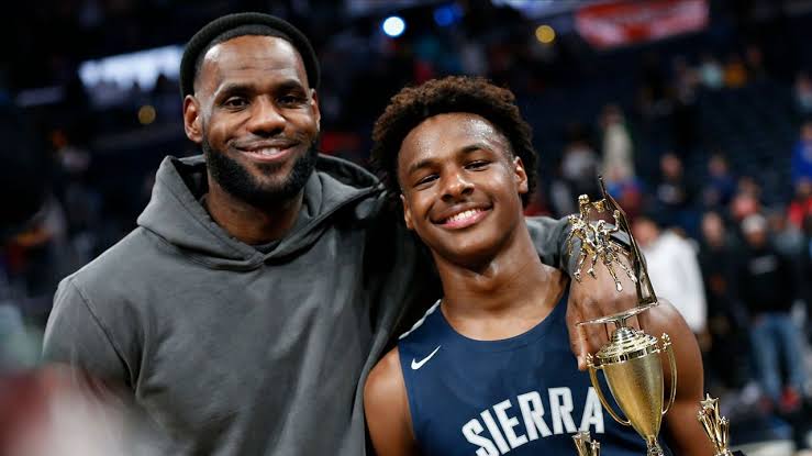 YAKIN: LeBron James bersama putranya, Bronny. (dok AP Photo/Jay LaPrete)