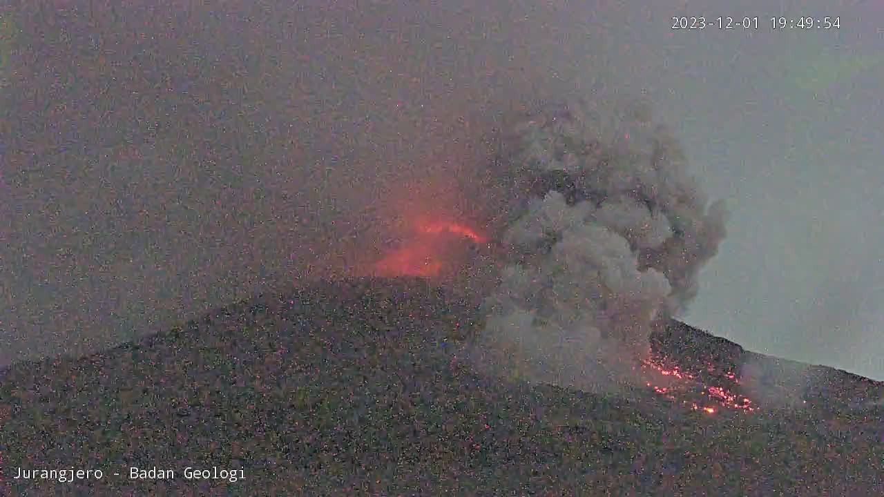 IMG-202PANAS: Awan panas guguran terpantau keluar dari puncak Gunung Merapi, Jumat malam (1/12). (Dok Istimewa)