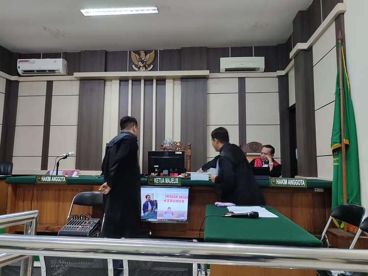DIADILI : Sidang dengan agenda pembacaan dakwaan atas kasus mafia pupuk yang menyeret terdakwa Ari Sulistianto selaku admin CV LM. Sidang tersebut digelar di Pengadilan Tipikor, Semarang. (ISTIMEWA)