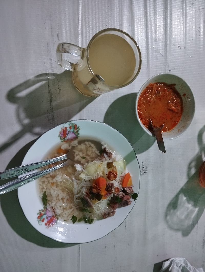 LEZAT: Suasana warung Sop Pak Giyo Kondang Roso di Jalan Urip Sumoharjo Gang Brengkelan, Kelurahan Purworejo, Kecamatan/Kabupaten Purworejo. (JIHAN ARON VAHERA/RADAR JOGJA)