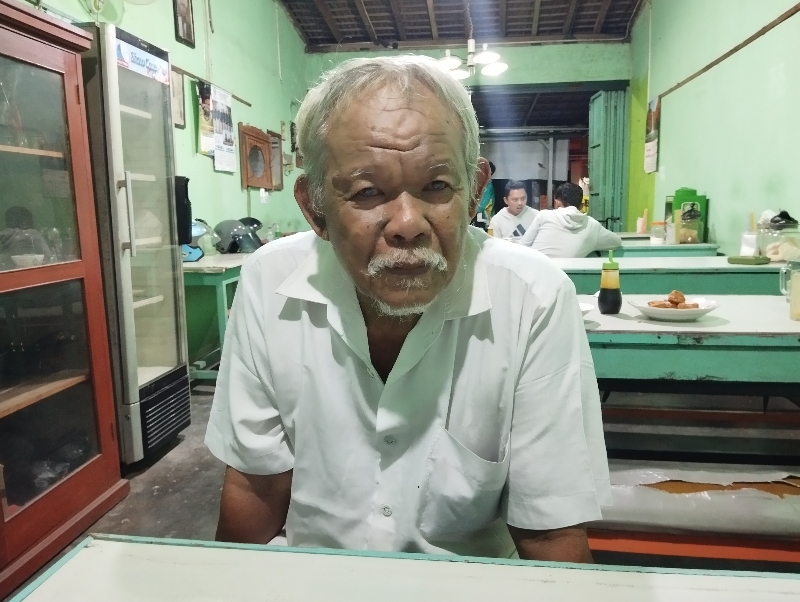 SAMA: Pemilik Sop Pak Giyo Kondang Roso Amat Wagiyo. (Jihan Aron Vahera/Radar Jogja)