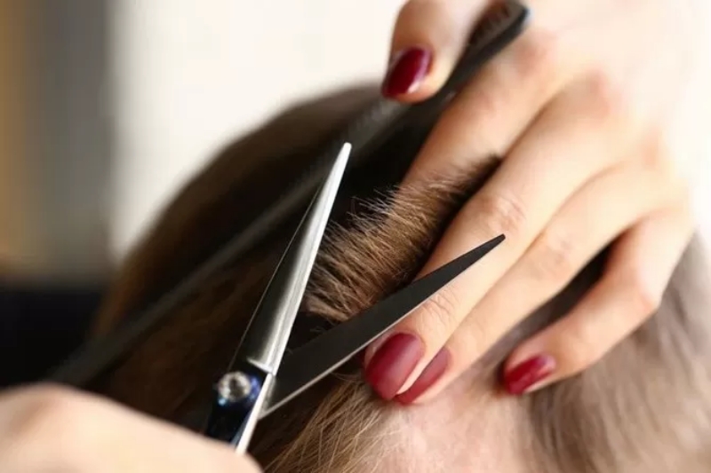 Ilustrasi potong rambut. (IVAN-BALVAN/GETTY IMAGES/Harper
