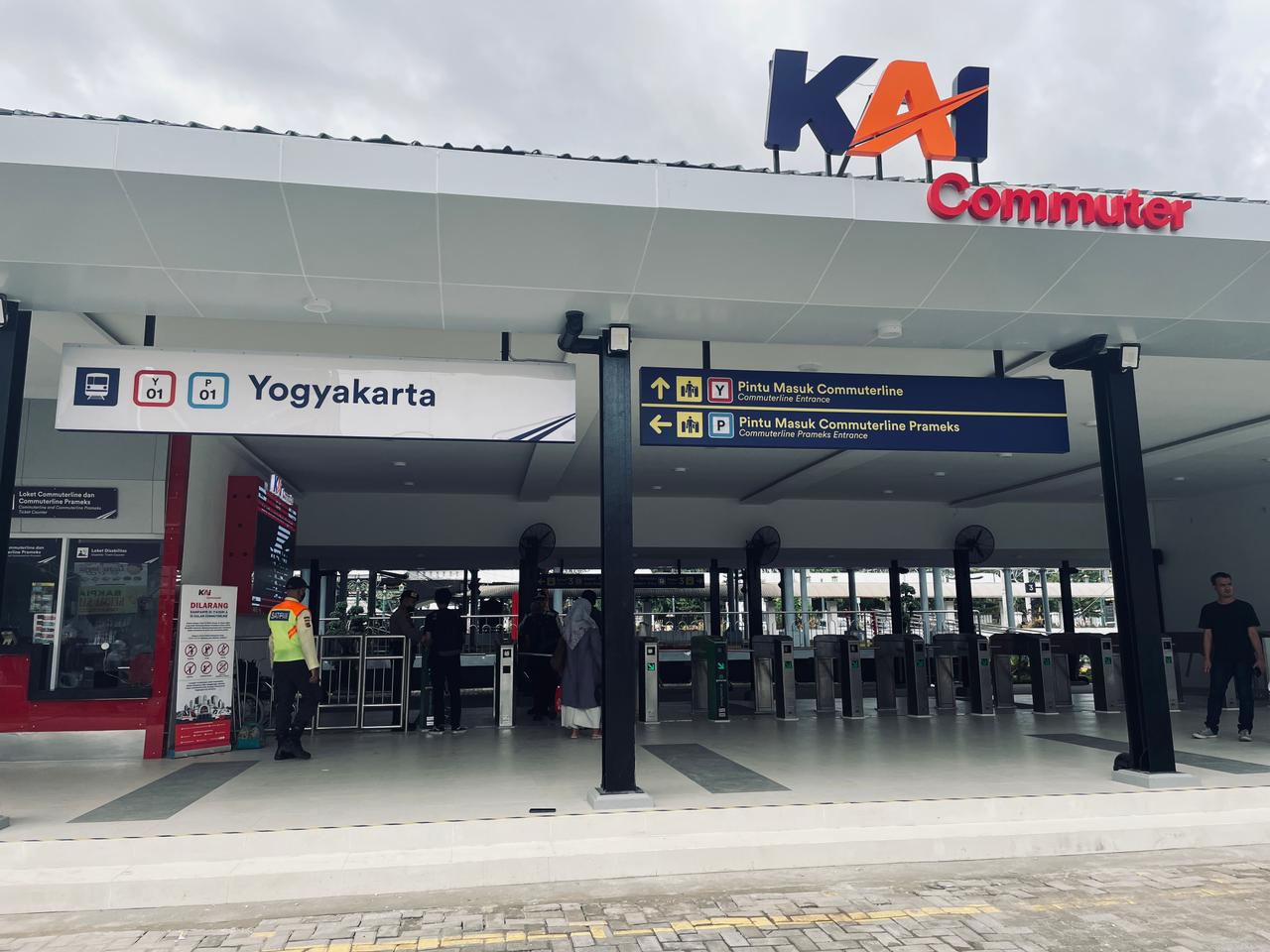 PELAYANAN: Uji coba pelayanan melalui hall baru pada sisi timur Stasiun Tugu Jogjakarta sebagai akses keluar dan masuk pengguna Commuter Line. (Foto: Daop 6 for Radar Jogja)