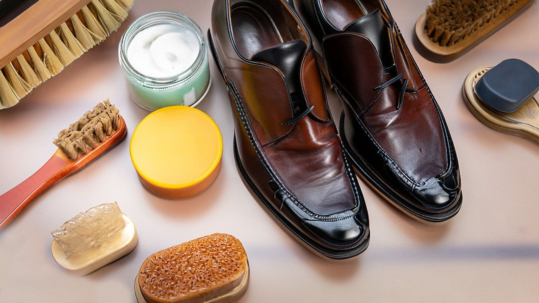 Salah satu cara merawat sepatu kulit adalah menggunakan shoe tree.(manofmany)