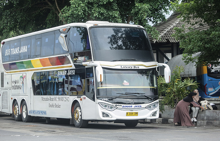 LEBIH NYAMAN: Penumpang sleeper bus bisa dengan nyaman tidur selama perjalanan. Tidak perlu khawatir bersenggolan dengan penumpang lainnya, karena kursi yang disulap menjadi tempat tidur.