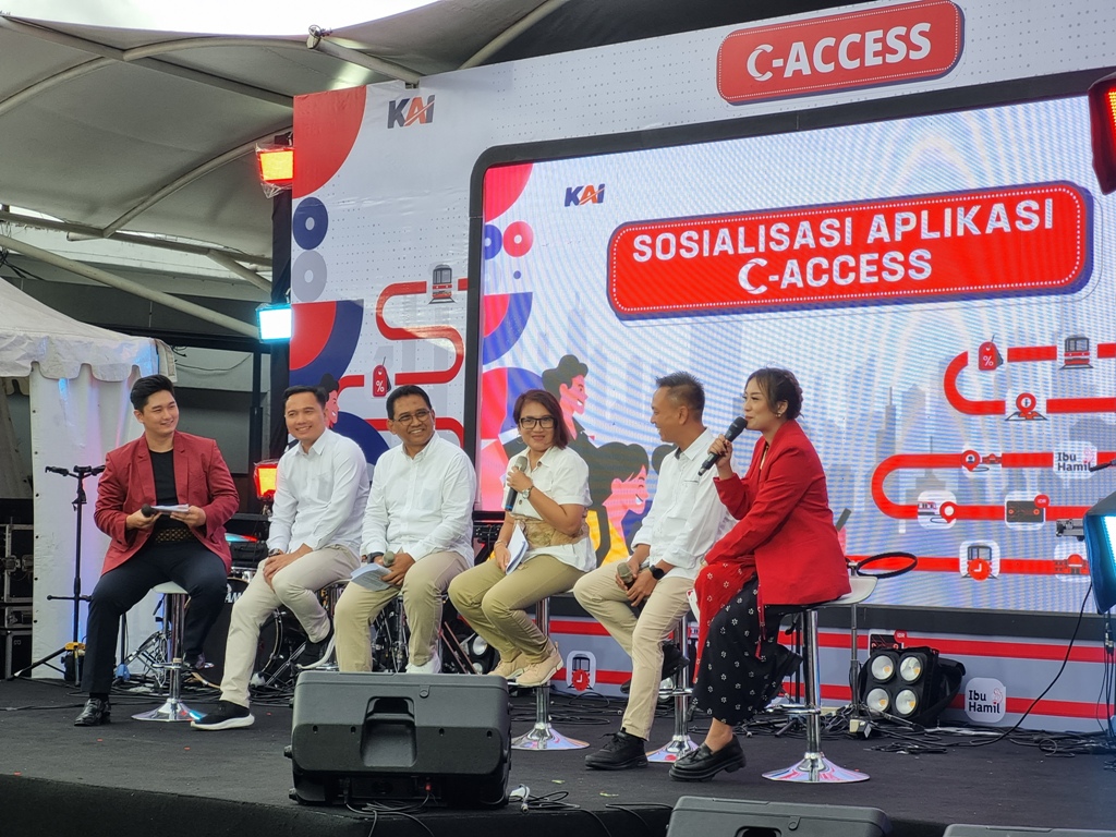Sosialisasi pembaruan aplikasi C-Access yang dilakukan oleh KAI di Stasiun Tugu Jogjakarta,Sabtu (2/12).