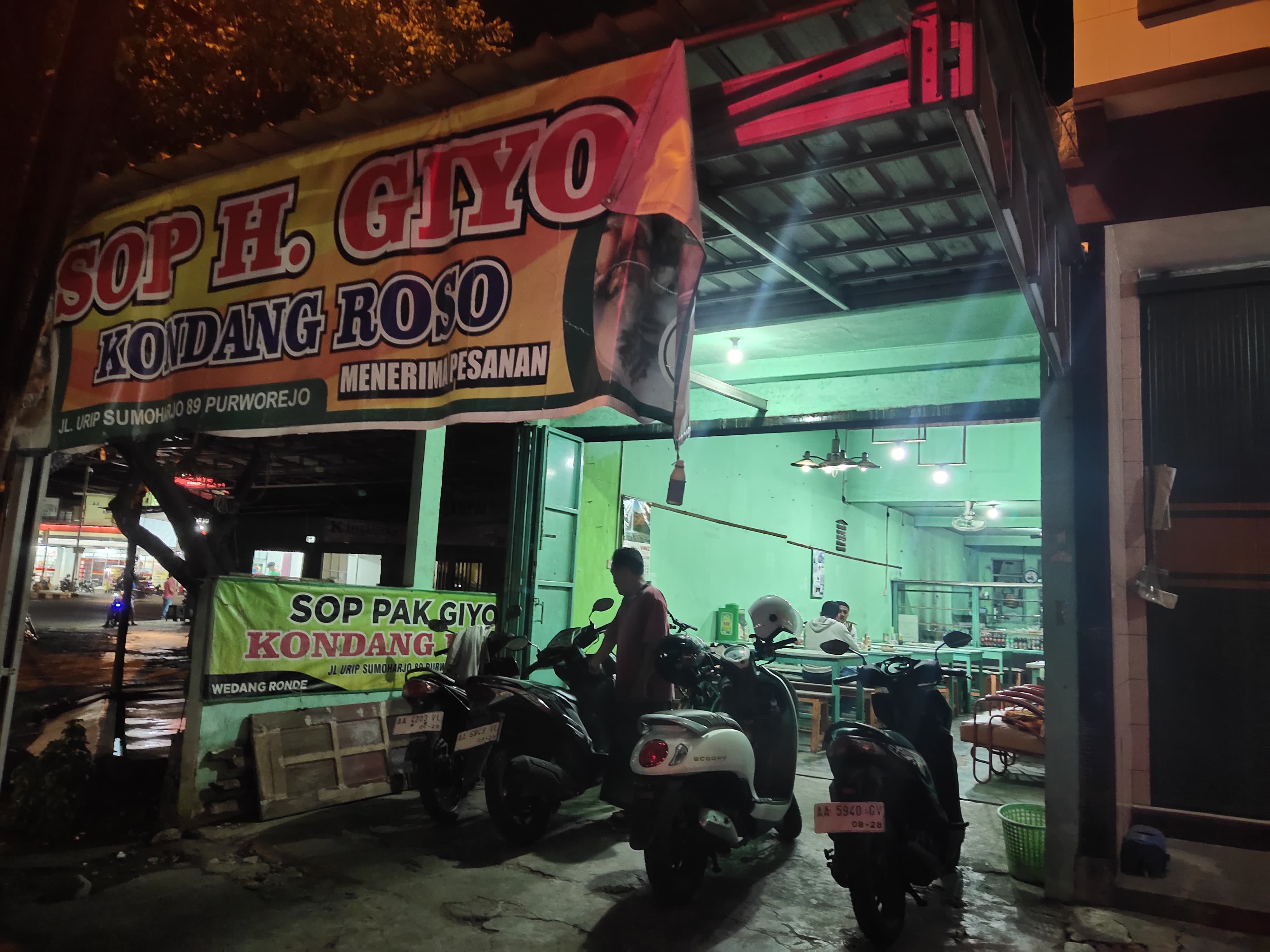 Warung Sop Pak Giyo Kondang Roso yang berada di Jalan Urip Sumoharjo, Gang Brengkelan, Purworejo yang tetap eksis sejak 1981
