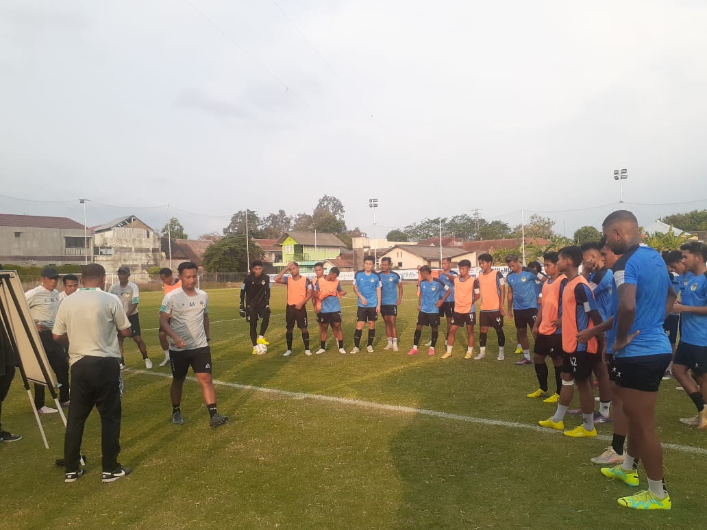 Kas Hartadi saat memberikan pengarahan kepada para pemain PSIM Jogja usai menjalani latihan rutin. Terdekat tim berjuluk Laskar Mataram itu akan menjamu Nusantara United 13 Desember.
