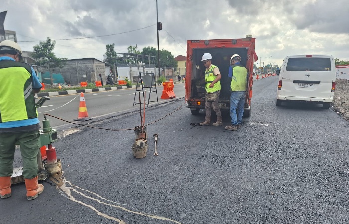 PROSES PEMBANGUNAN: Pekerja proyek pembangunan Tol Jogja-Solo Seksi 2 Paket 2.2 saat melakukan pengaspalan di ruas jalan Ring Road utara, Trihanggo, Gamping, Sleman.DOKUMENTASI HUMAS PTADHI KARYA