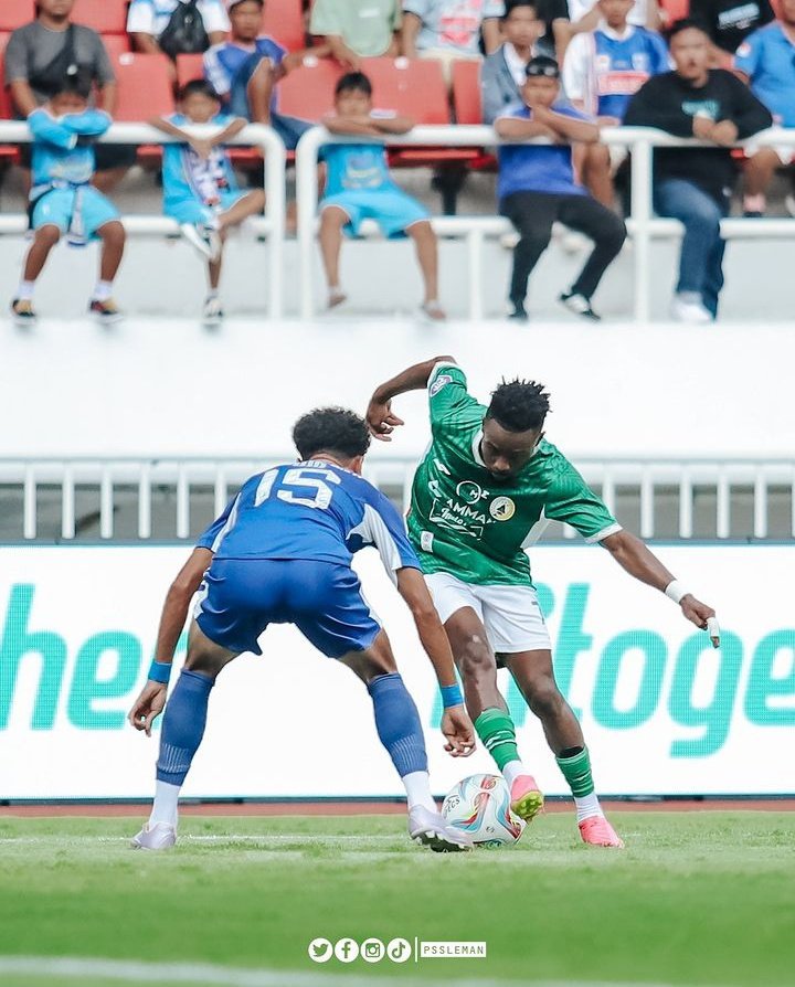 Laga PSS Sleman saat dijamu PSIS Semarang di Stadion Jatidiri Semarang Minggu (3/12)