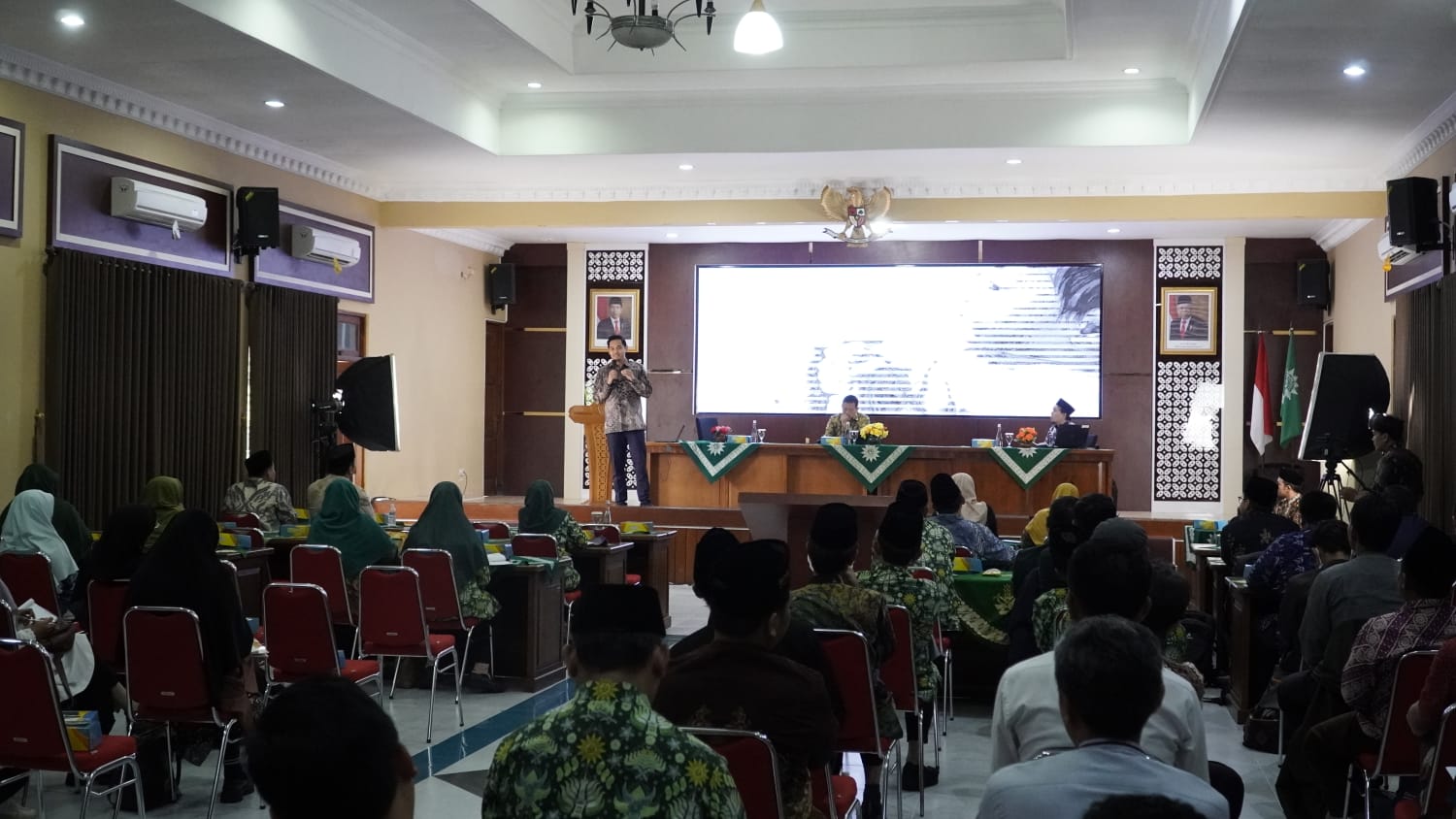 Suasana seminar pendidikan pemanfaatan teknologi AI di Madrasah Mu