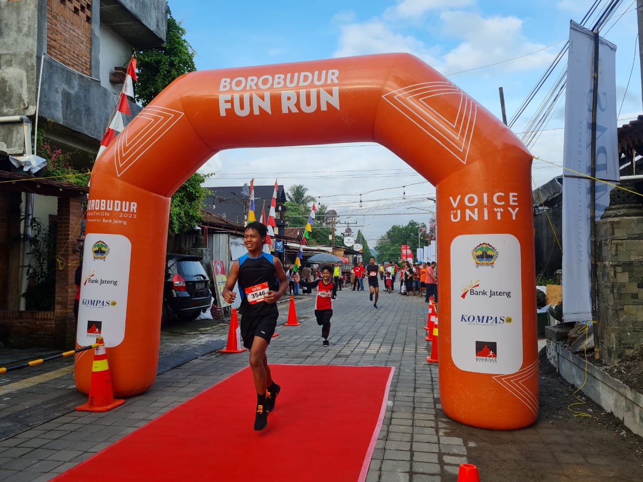 SEMANGAT: Para pelari berhasil menaklukkan rute sepanjang tiga kilometer dengan mengambil start dan finis di kompleks Candi Pawon, Minggu (3/12)