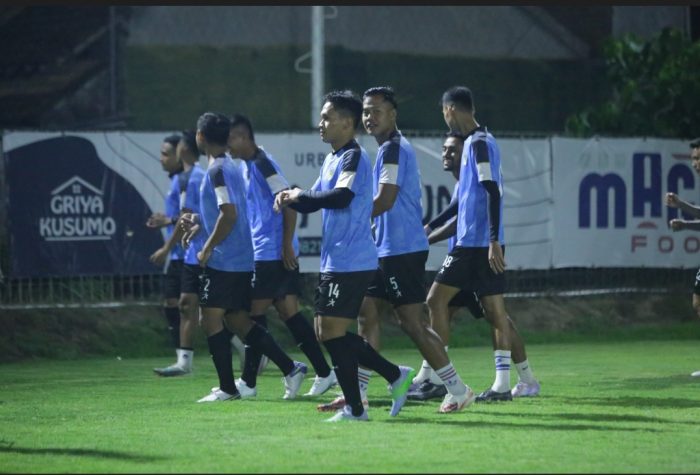 Para pemain PSIM Jogja kembali menjalani latihan di Maguwoharjo Football, Sabtu malam setelah mendapatkan libur panjang.