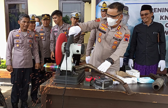 TINDAK TEGAS : Polres Kebumen memusnahkan knalpot brong hasil operasi. Tindakan tegas tersebut dilakukan guna menciptakan situasi keamanan dan kenyamanan bersama. M HAFIED/RADAR KEBUMEN