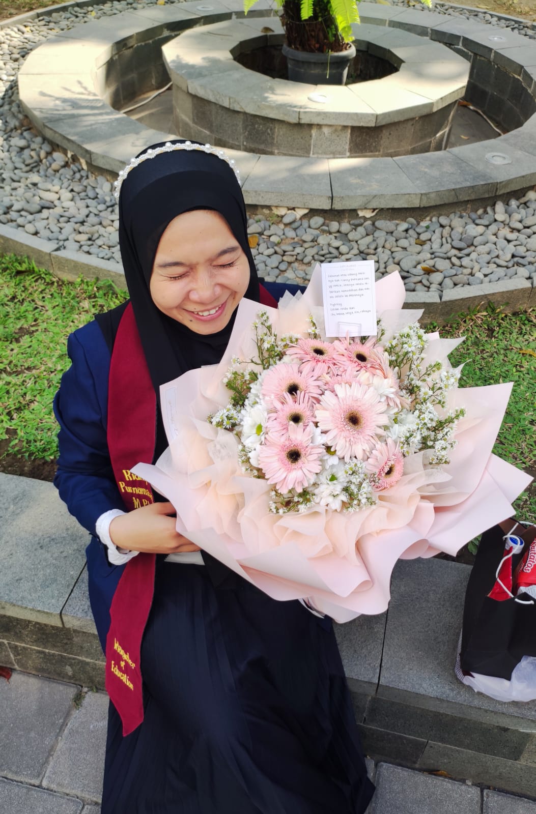 Rianty Purnamasari gembira usai dinyatakan lulus sidang thesis di UNY.