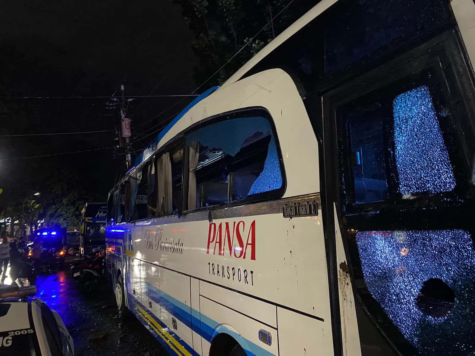 Salah satu bus suporter PSS Sleman yang dirusak di luar Stadion Jatidiri Semarang Minggu (3/12) malam.