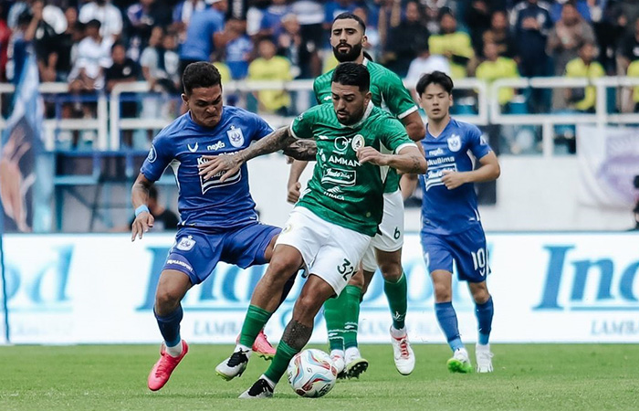 SERU: Gelandang PSS Sleman Jonathan Bustos (depan) dikawal ketat pemain PSIS Semarang Gali Frietas dalam laga di Stadion Jatidiri Semarang, kemarin (3/12).TIM MEDIA PSS SLEMAN