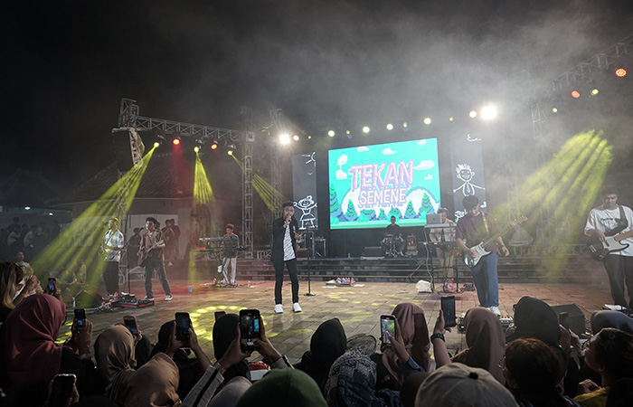 DIDOMINASI ANAK MUDA: Salah satu penampilan band dalam acara Wonderful Yogyakarta 2023 di Plaza Ngasem. Selain pentas musik, ada juga pameran UMKM dan workshop ekonomi kreatif.ISTIMEWA