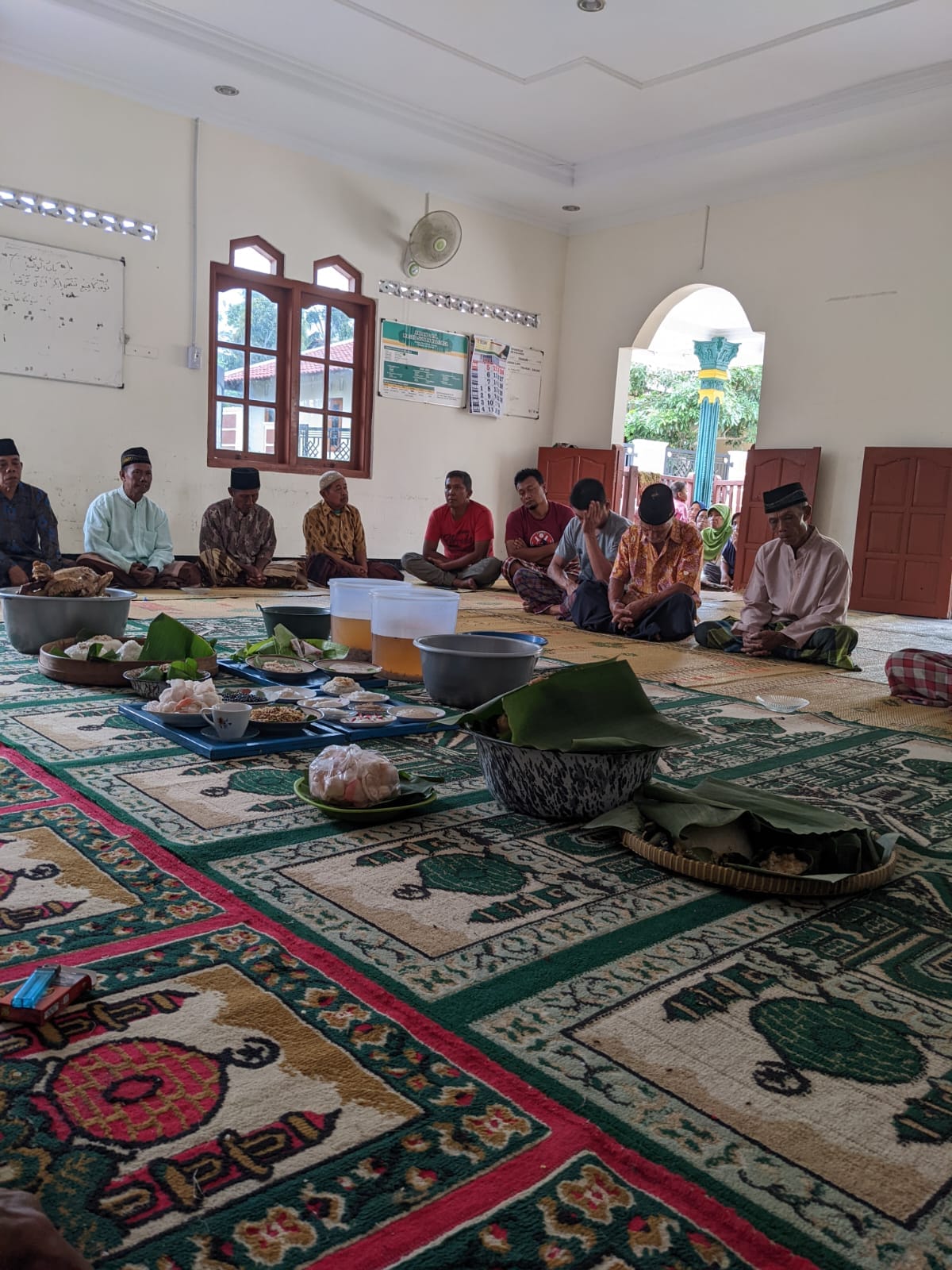 SODAKOH - Jamaah Masjid Sunan Kalijaga di Blimbing, Girisekar, Panggang dan tokoh masyarakat dalam rangkaian tradisi Serabi Ocor Jumat (1/12). (Foto: Dukuh Blimbing untuk Radar Jogja)