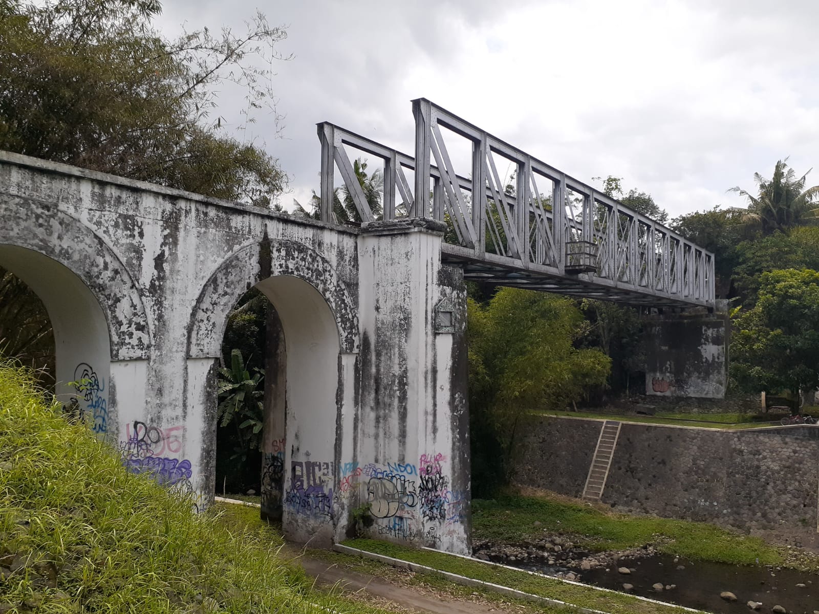 KAWASAN TERLARANG: Foto Jembatan Rel Pangukan pada Minggu (3/12/2023). Lokasi tersebut merupakan bangunan cagar budaya yang paling sering digunakan untuk memasang alat peraga