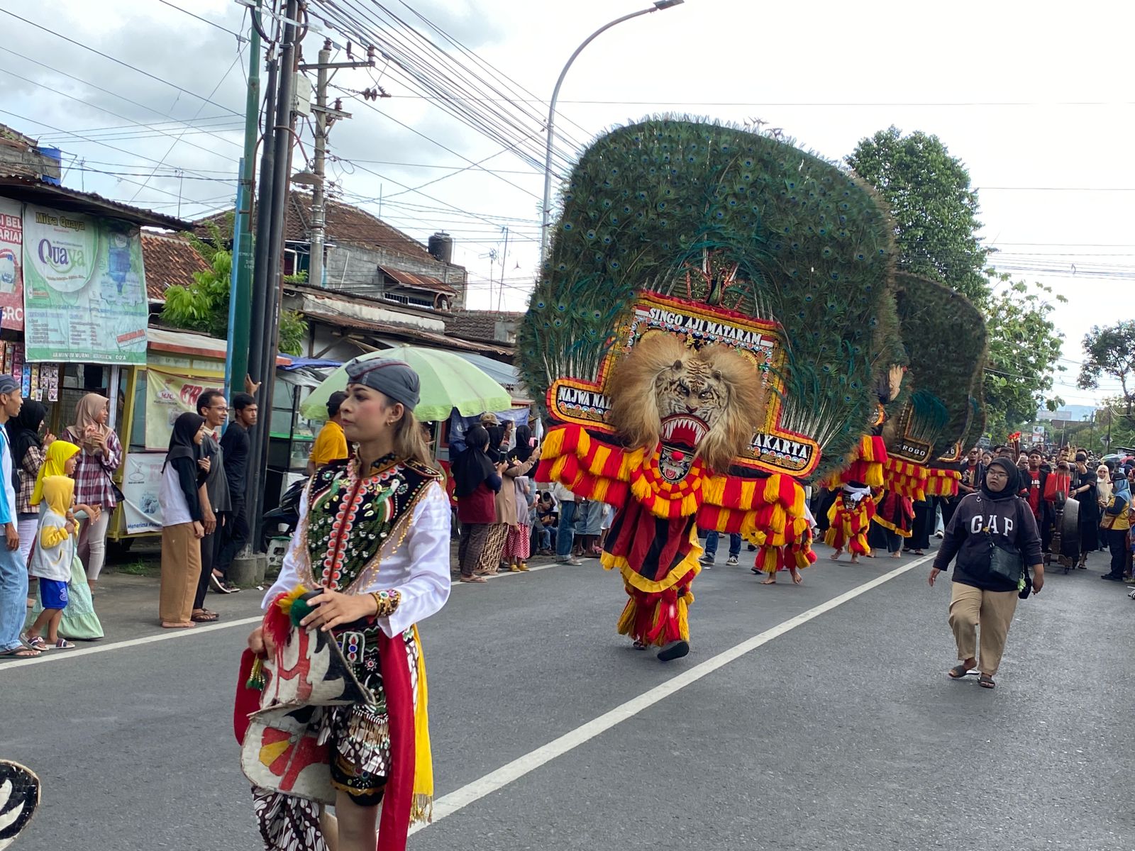 Atraksi seni budaya yang ditampilkan warga Kalurahan Trimulyo, Jetis, Bantul Minggu (3/12).