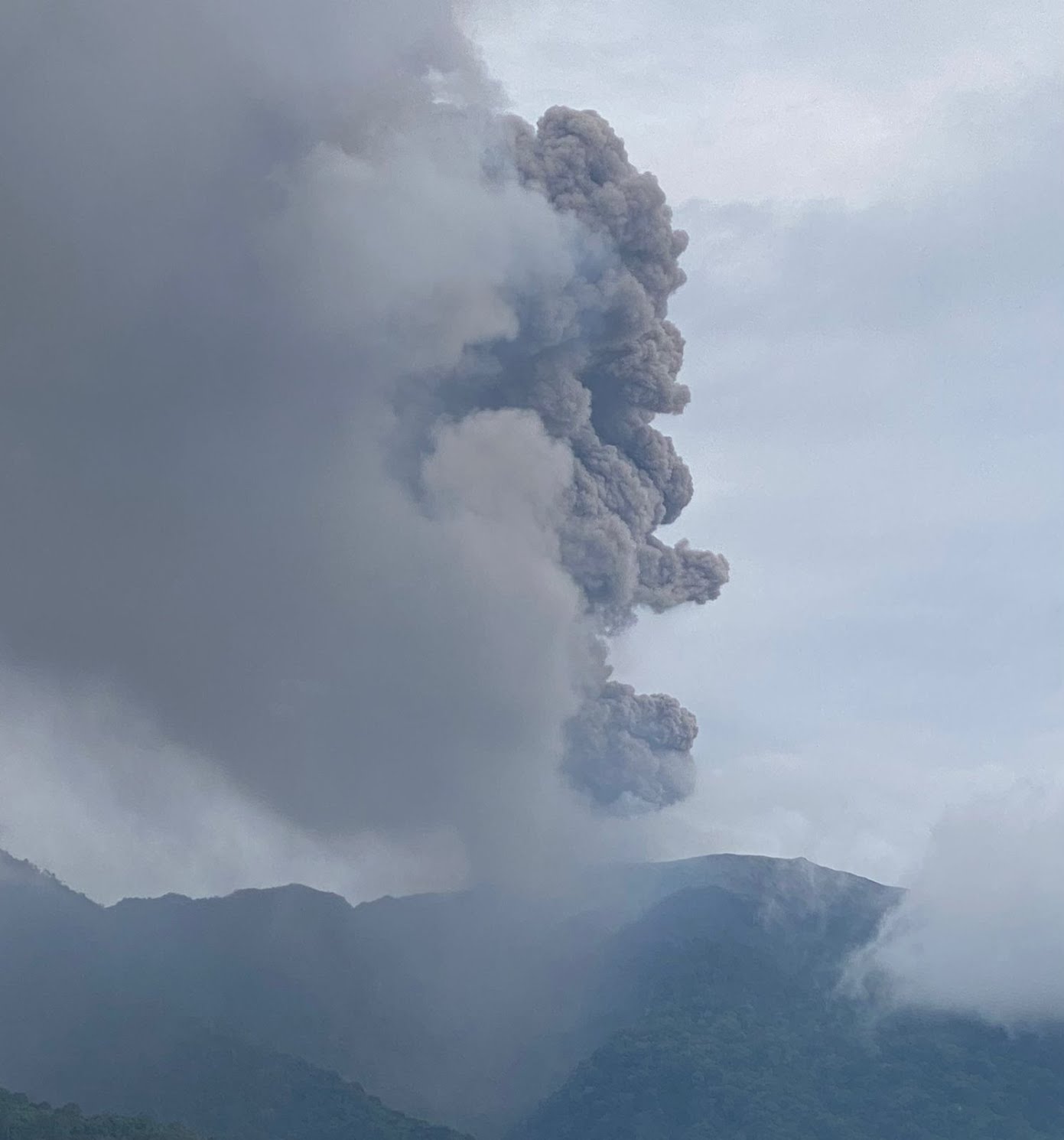 Gunung Marapi di Sumbar erupsi, Ahad (3/12/2023) siang.