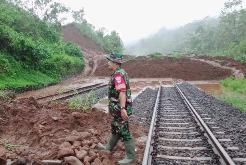 Tim gabungan dari instansi TNI Ikut serta dalam penanganan bencana alam longsor di Banyumas.  (X/@Kereta Api Indonesia)