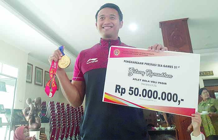 &nbsp;PRESTASI: Keterangan Pemain Voli Pantai DIJ Gilang Ramadhan Saat Mandapat Penghargaan dari Pemda DIJ