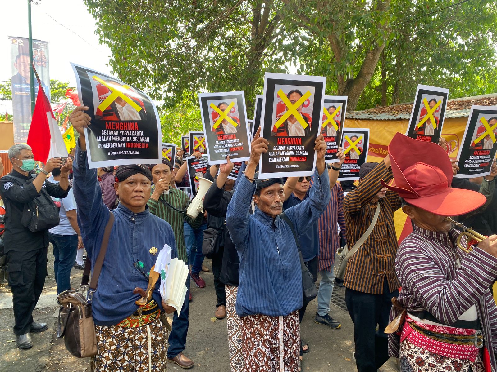 Masa yang tergabung dalam Paman Usman melakukan aksi unjuk rasa terhadap pernyataan Ade Armando yang merupakan Kader PSI di Depan Kantor DPW PSI DIJ pada Senin (4/12).