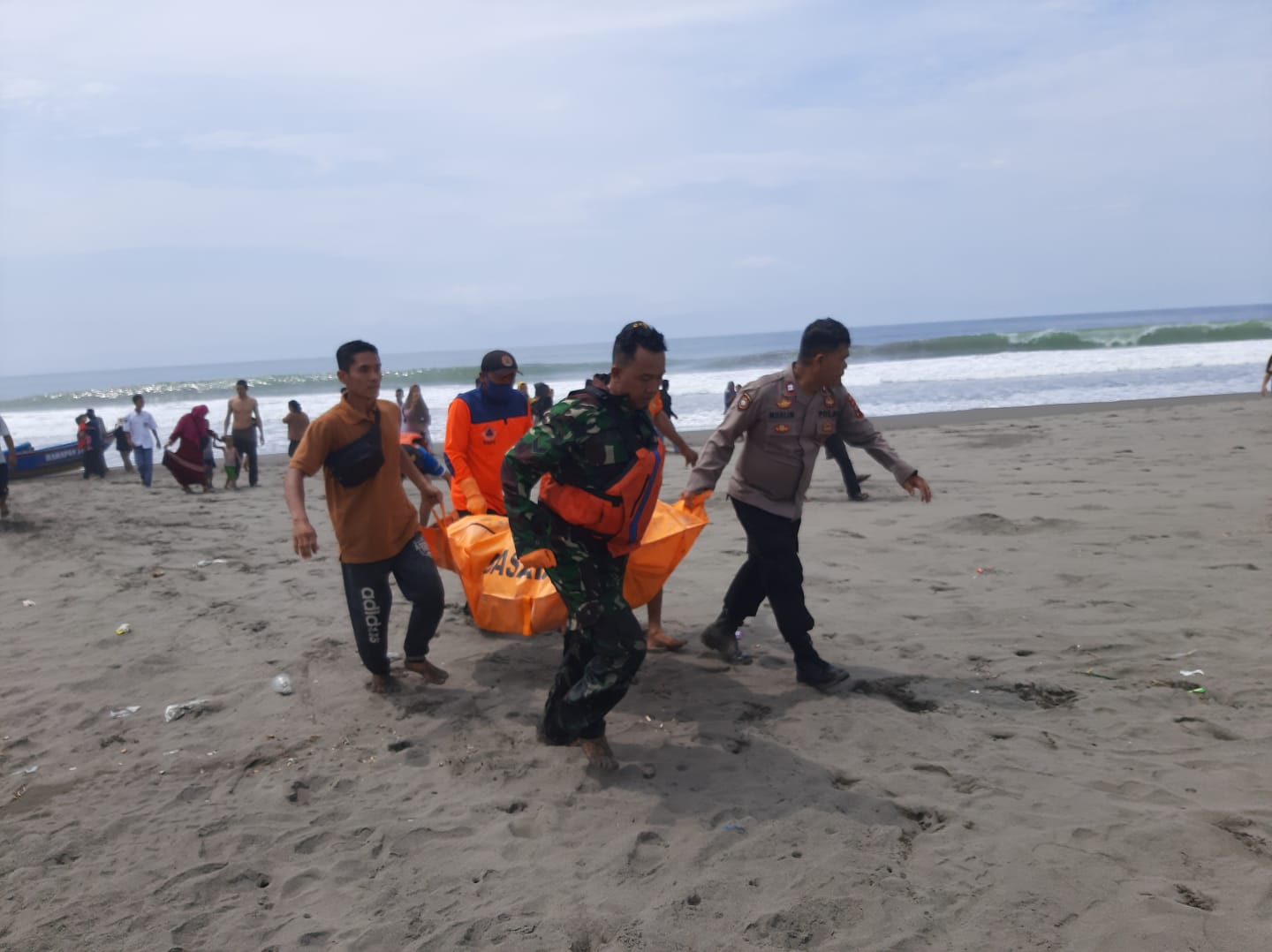 EVAKUASI : Petugas gabungan mengevakuasi jenazah pelajar yang ditemukan dalam kondisi meninggal di perairan Pantai Setrojenar. ()