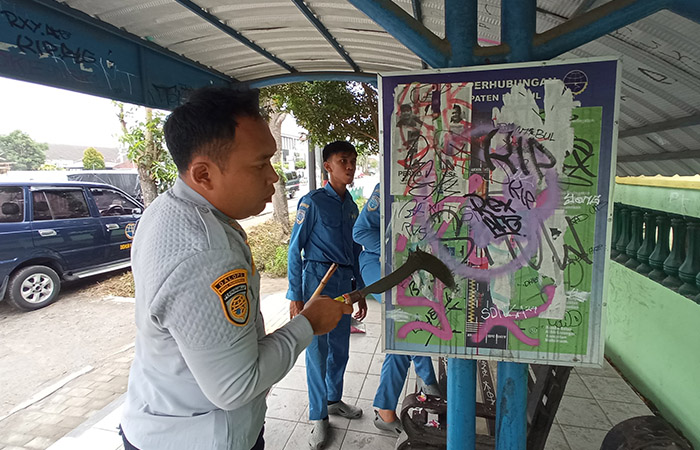 DIPERBAIKI: Petugas Dinas Perhubungan Kabupaten Bantul melakukan pemeliharaan rutin terhadap halte bus beberapa waktu lalu.